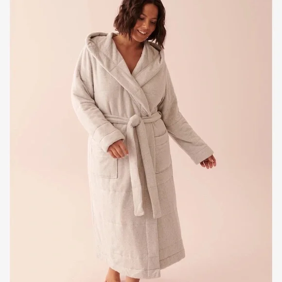 (๐
ป) Soft Knit Quilted Hooded Robe | ๐ฅ๐ ๐๐ข๐ ๐๐ง ๐๐จ๐ฌ๐ - Picture 3 of 4